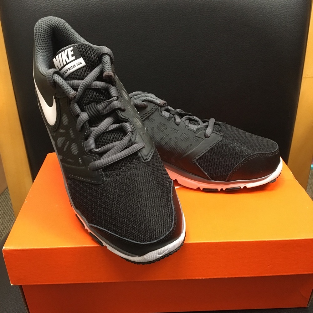 NEW Nike kids sneakers size 3 youth New in Box.